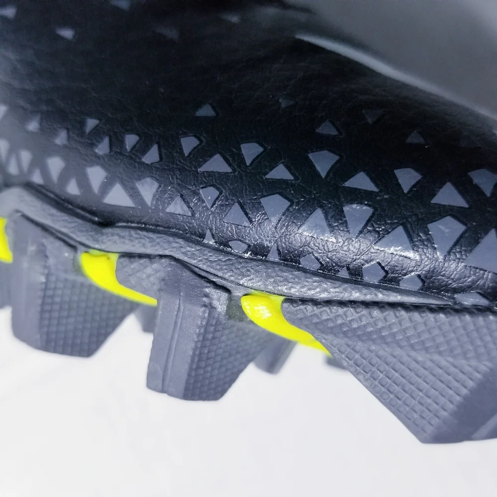NIKE BLACK AND WHITE WITH NEON YELLOW YOUTH CLEATS SIZE 6Y
